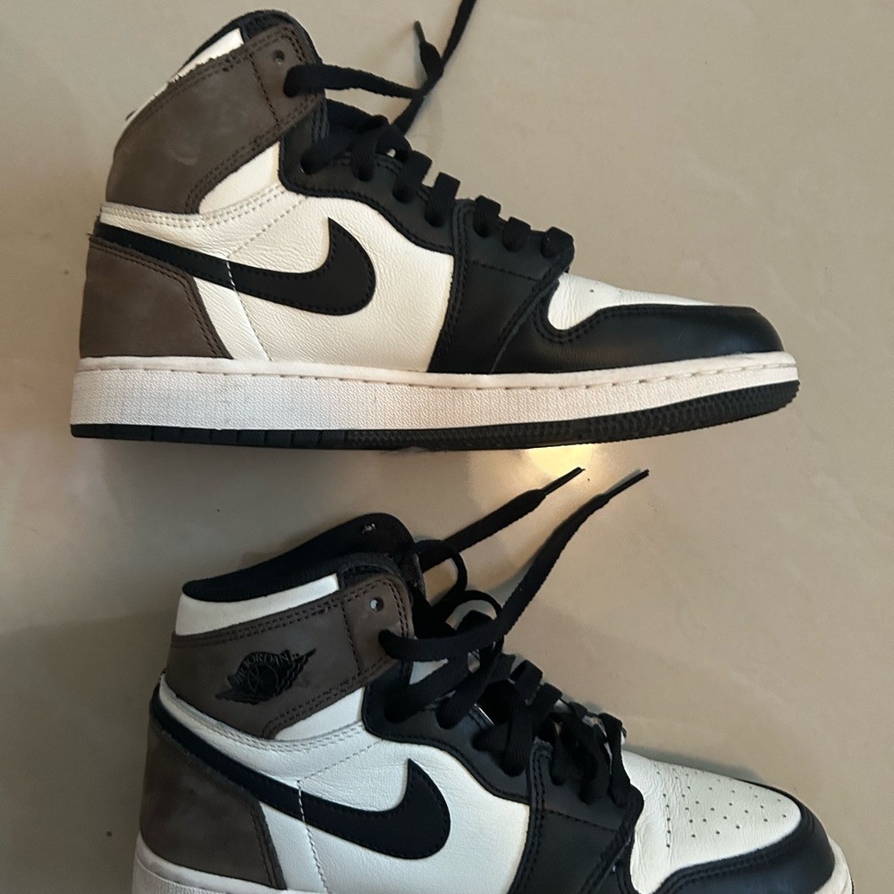 Nike Men's Black, White, and Brown Sneakers